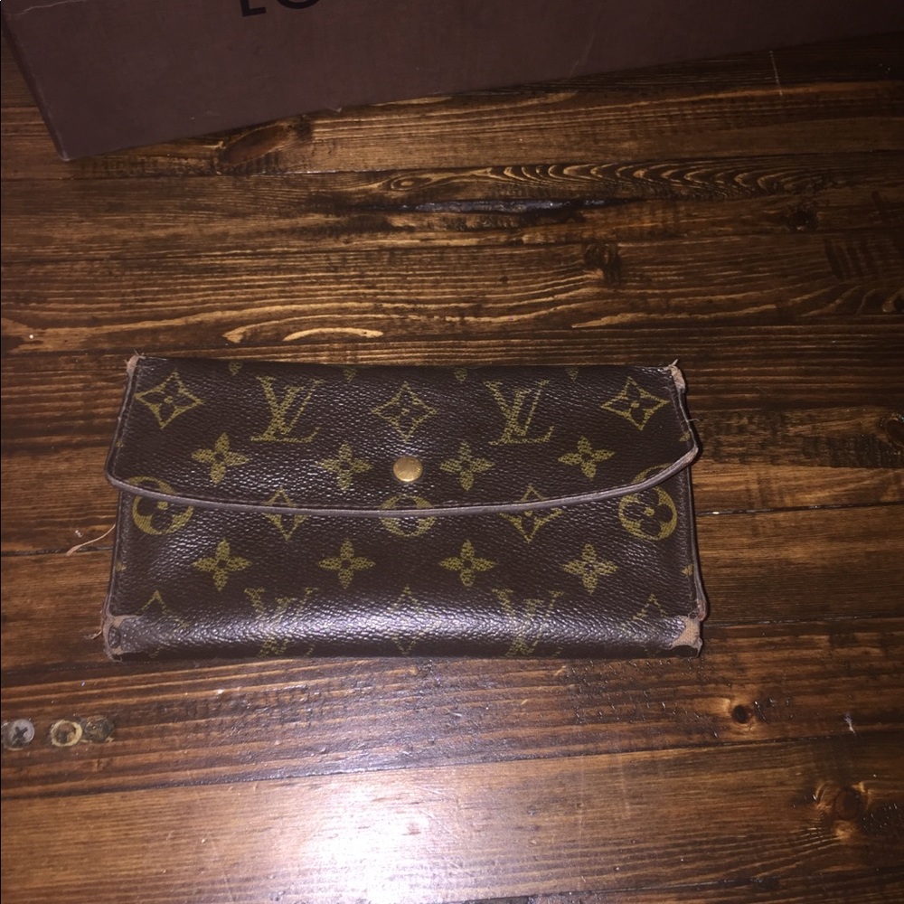 Louis Vuitton Authentic long wallet